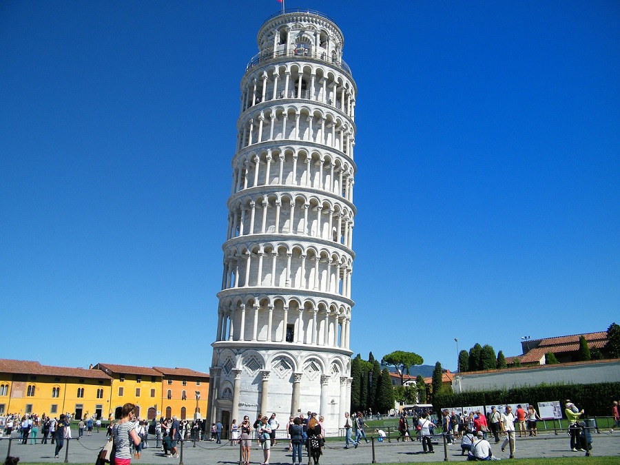 Salah satu menara miring di Pisa, Italia