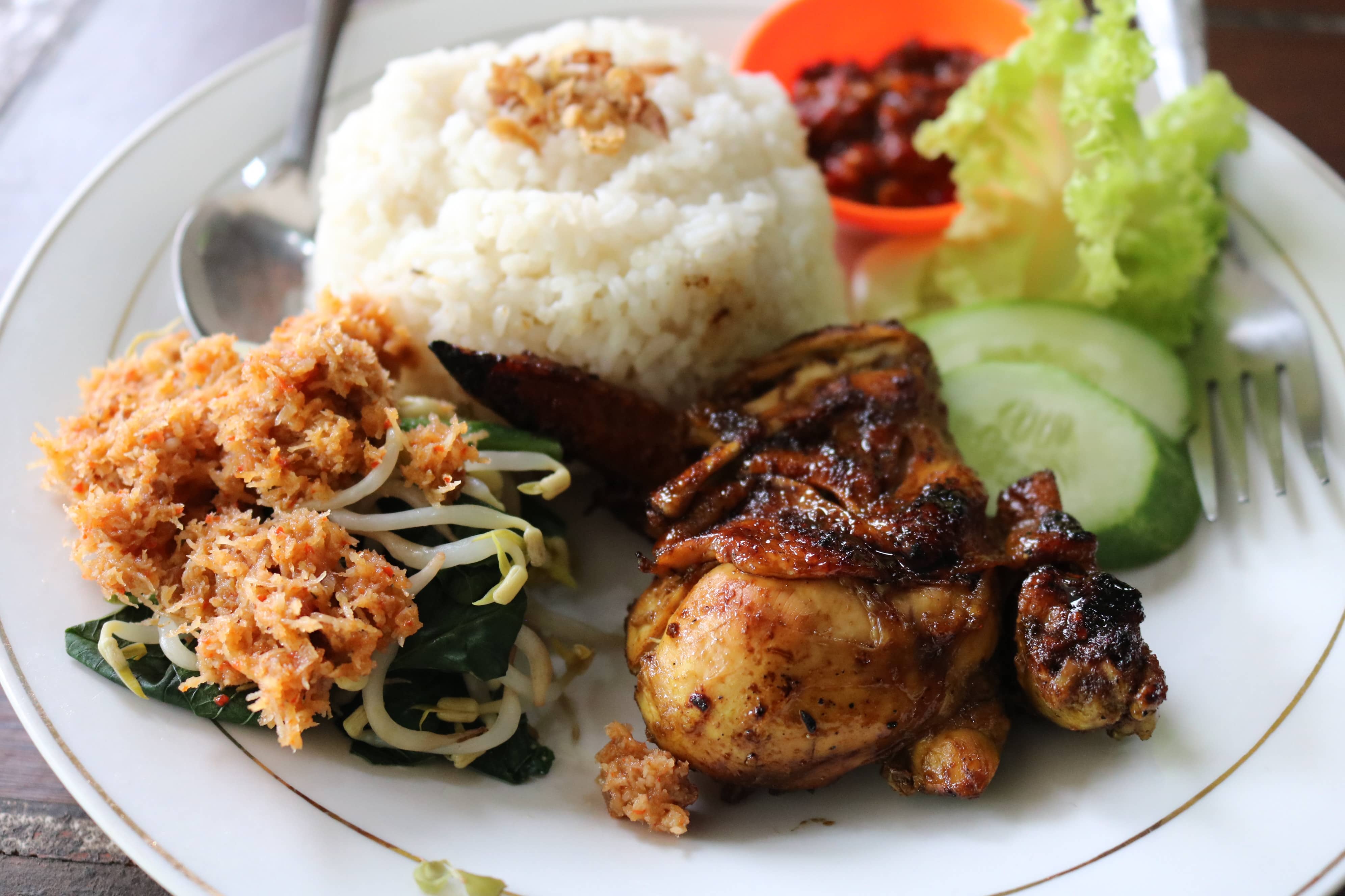 Nasi yang disajikan bersama sayur dan lauk